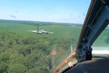 Nga tung video phi đội Su-25 không kích quân Ukraine xâm nhập tỉnh Kursk