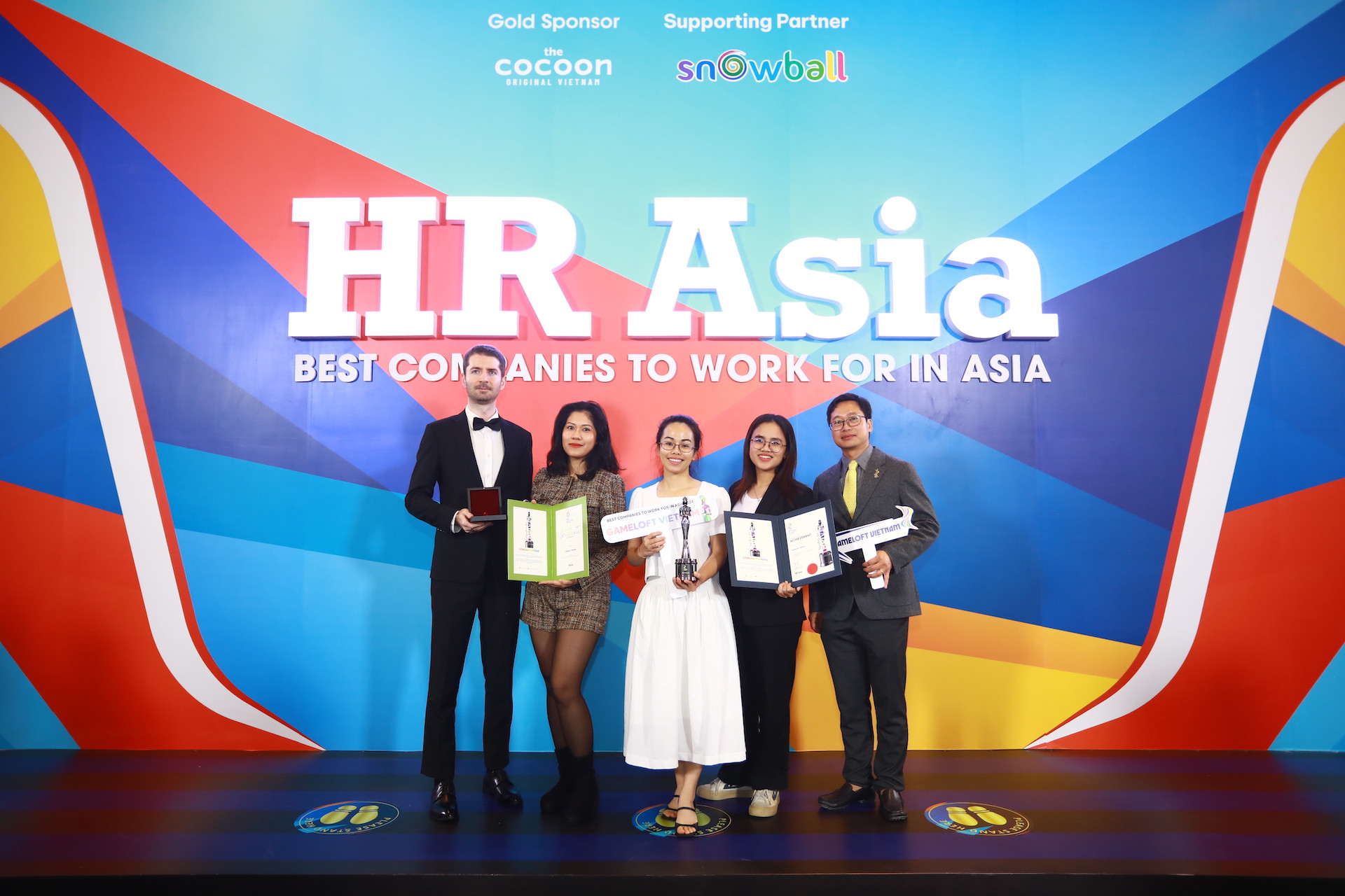 Những đại diện của công ty nhận giải thưởng “Nơi làm việc tốt nhất Châu Á” và “Giải thưởng Đa dạng, Công bằng và Hòa nhập (DEI)”.jpg