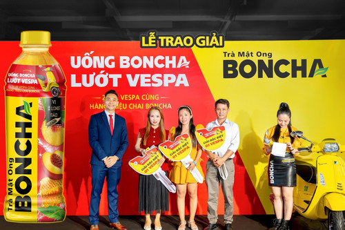 Trà mật ong Boncha trao 3 xe Vespa cho khách hàng