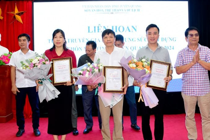 Trao giải Liên hoan tuyên truyền gia đình chung sức xây dựng nông thôn mới