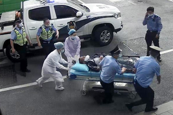 Bác sĩ kịp thời cấp cứu một hành khách bị đột quỵ trên tàu cao tốc