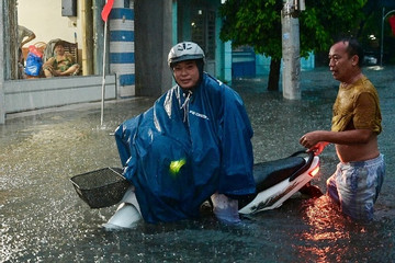 Mưa như trút nhiều giờ, ‘rốn ngập’ chợ Thủ Đức lại mênh mông nước