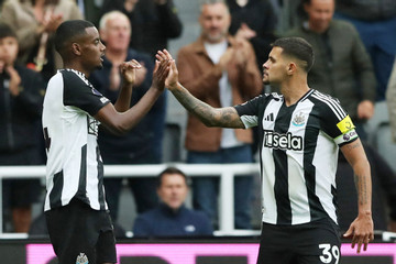 Newcastle xuất sắc đánh bại Tottenham