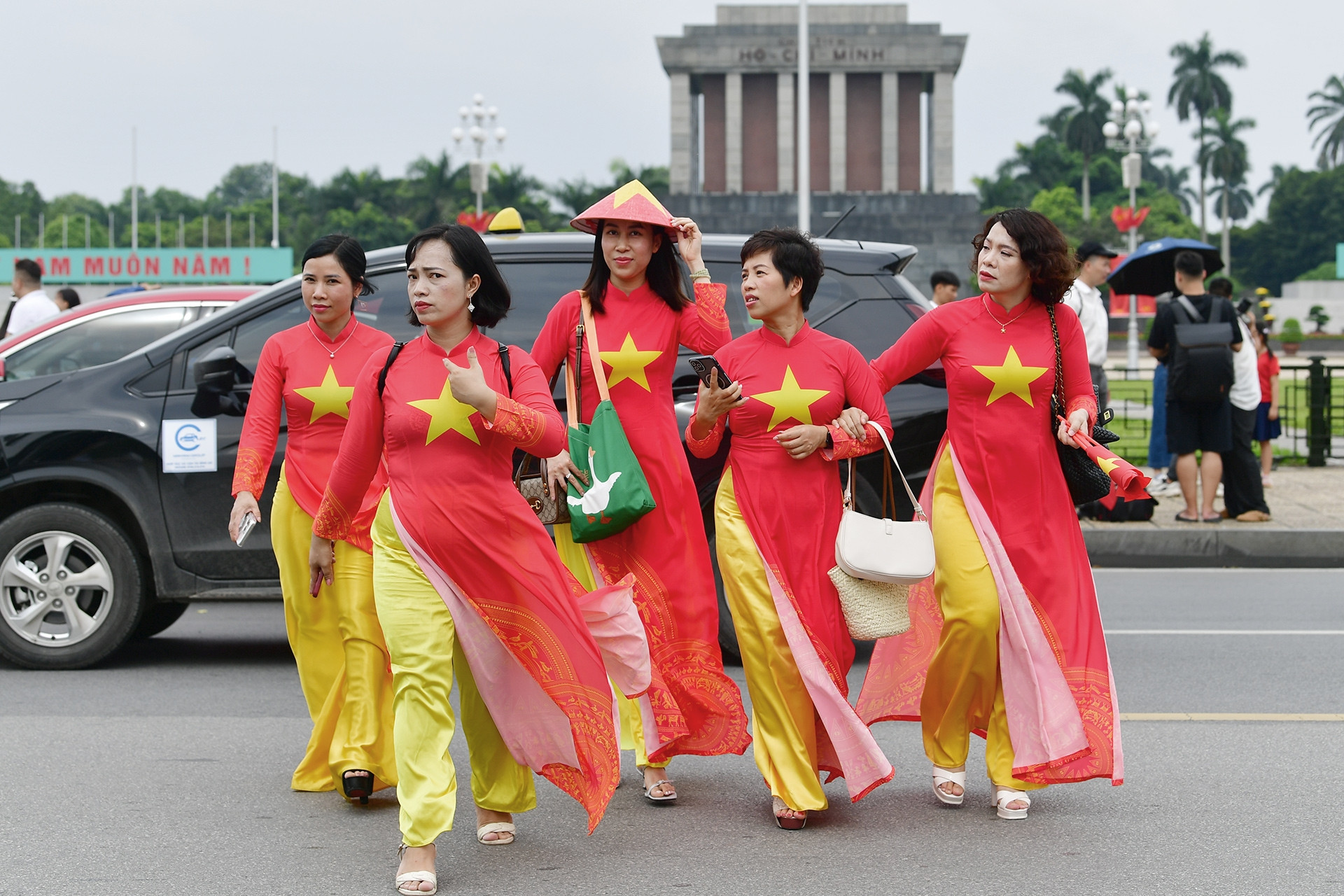 Người dân đổ về trung tâm Thủ đô đón Quốc khánh, đường phố kẹt cứng