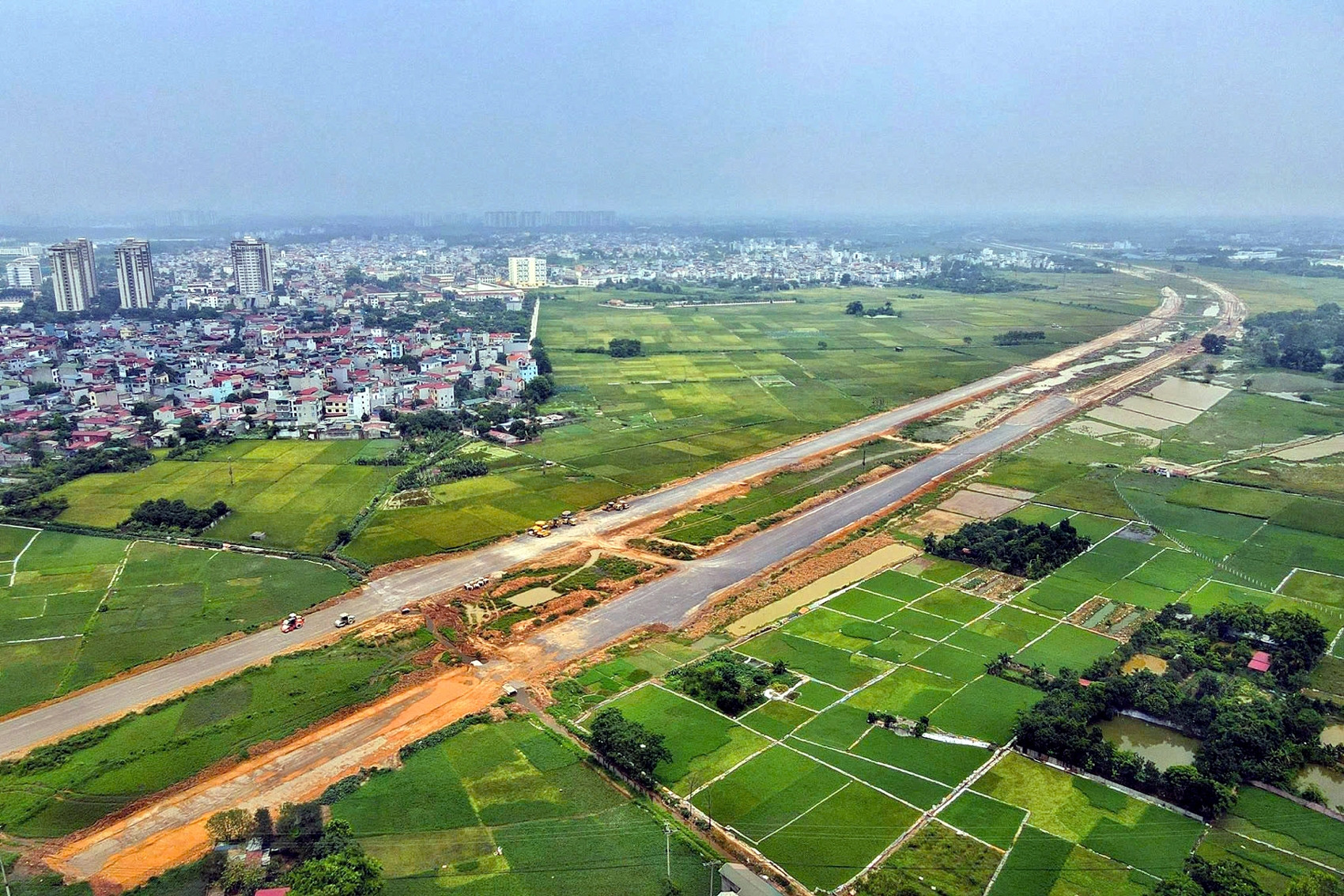 Những kilomet đầu tiên đường Vành đai 4 - Vùng Thủ đô được thảm nhựa