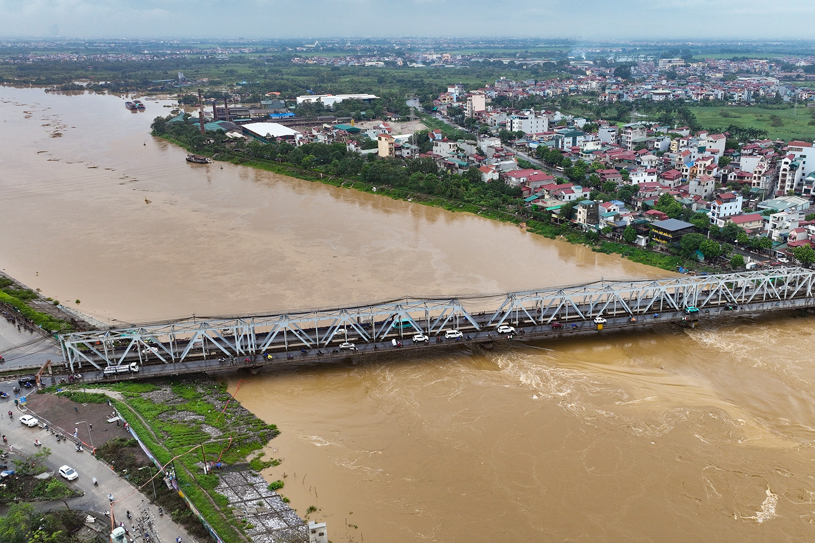 Cấm người và phương tiện qua cầu Đuống