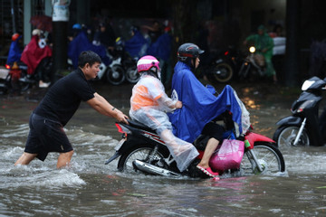 Cảnh báo một số khu đô thị, tầng hầm nội thành Hà Nội ngập úng đến nửa mét