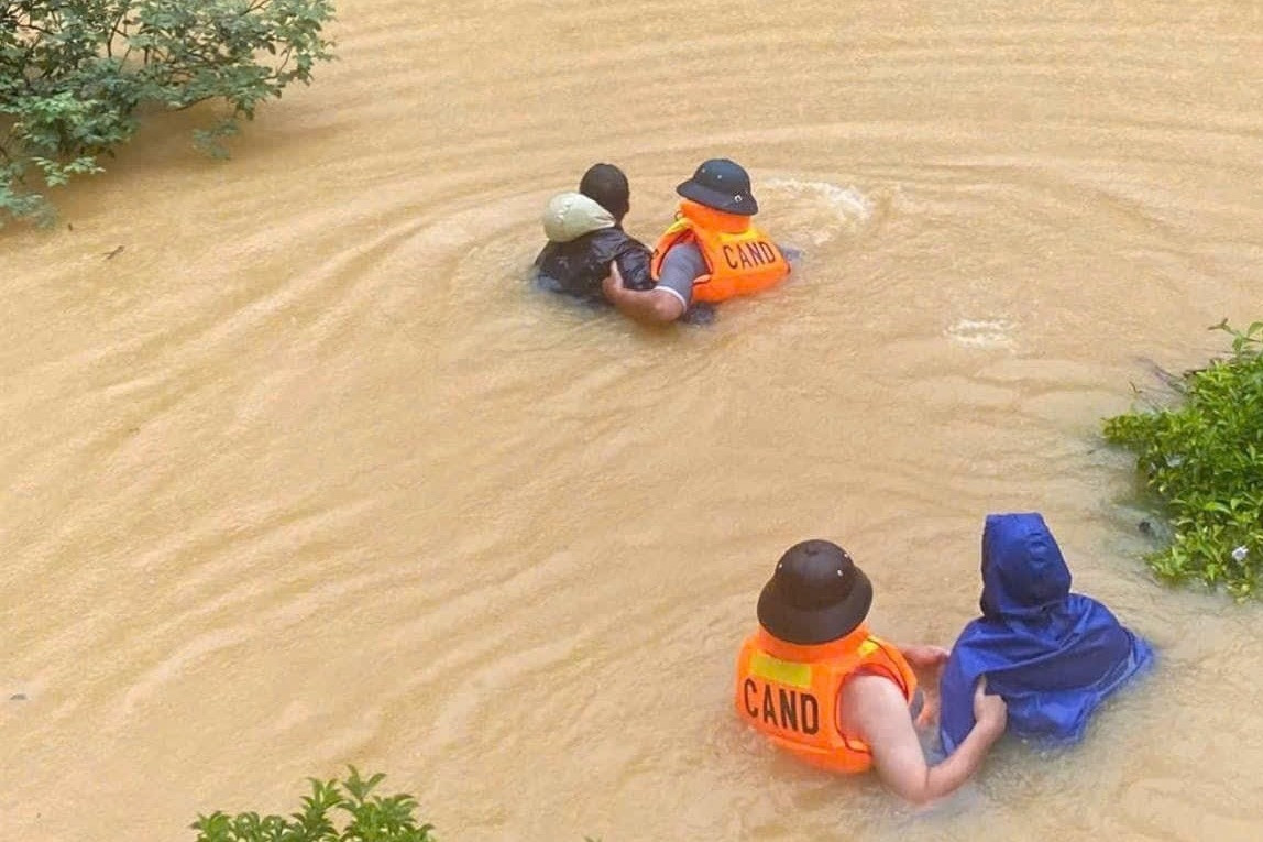 Hàng trăm CSCĐ dầm mình giúp người dân Lào Cai, Yên Bái vượt lũ