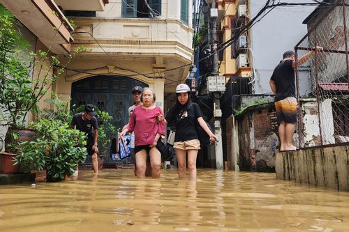 Người dân quận Hoàn Kiếm hối hả chạy lũ sông Hồng tràn vào trong xóm