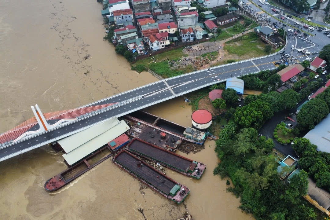 Nhiều tàu thuyền đứt dây neo trôi tự do, Cục Đường Thuỷ nội địa chỉ đạo khẩn