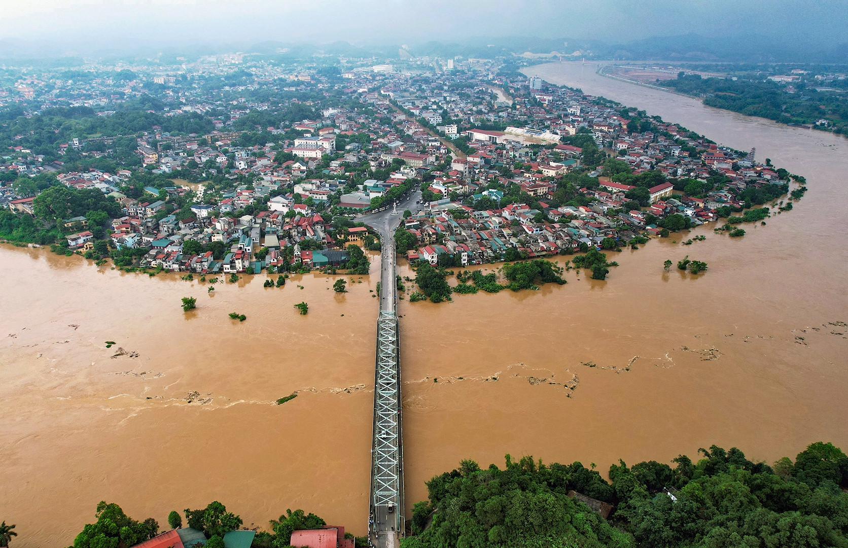 Nhìn từ trên cao, thành phố Yên Bái ngập trong biển nước