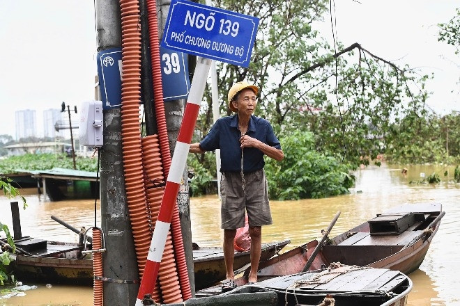 Nước sông Hồng mấp mé đường Chương Dương Độ, người dân khẩn trương di dời