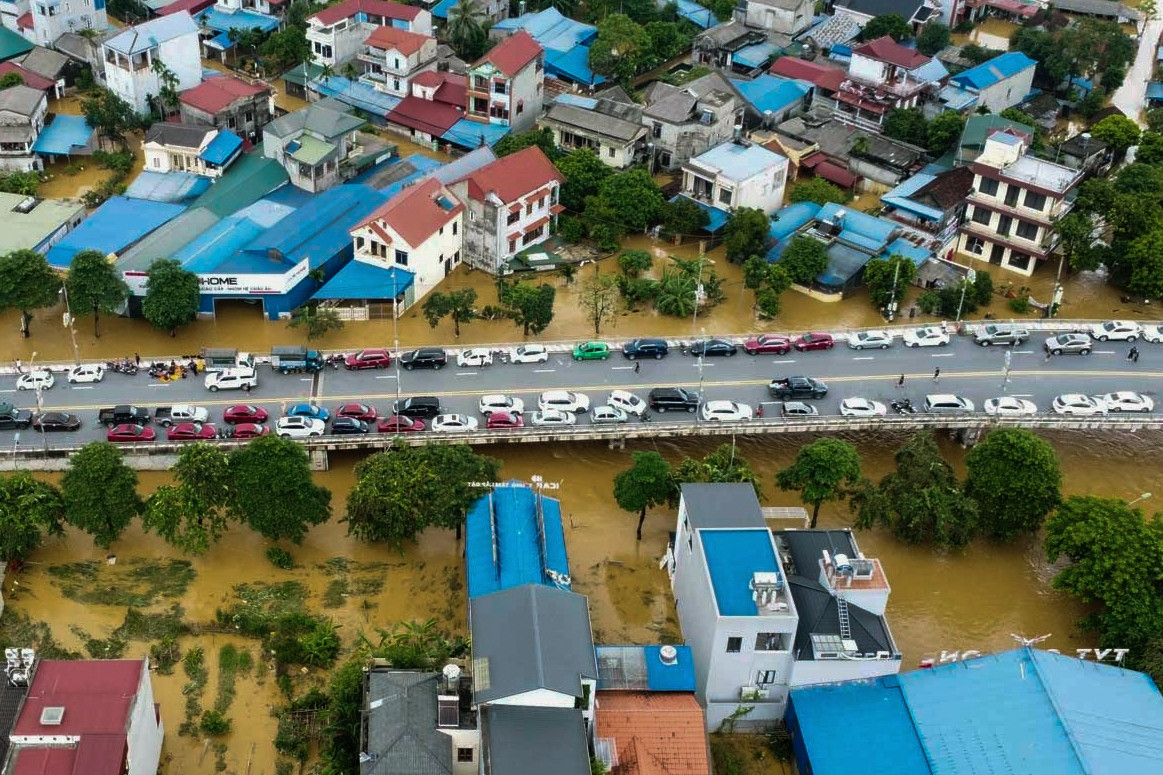 Ô tô được đưa lên cầu ở Thái Nguyên để tránh lũ