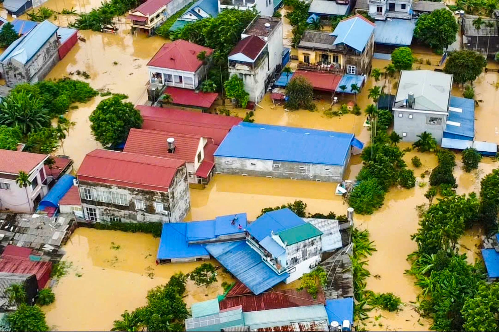 Thủ tướng: Quân đội, Công an cấp phát lương thực đến tận tay người dân vùng lũ