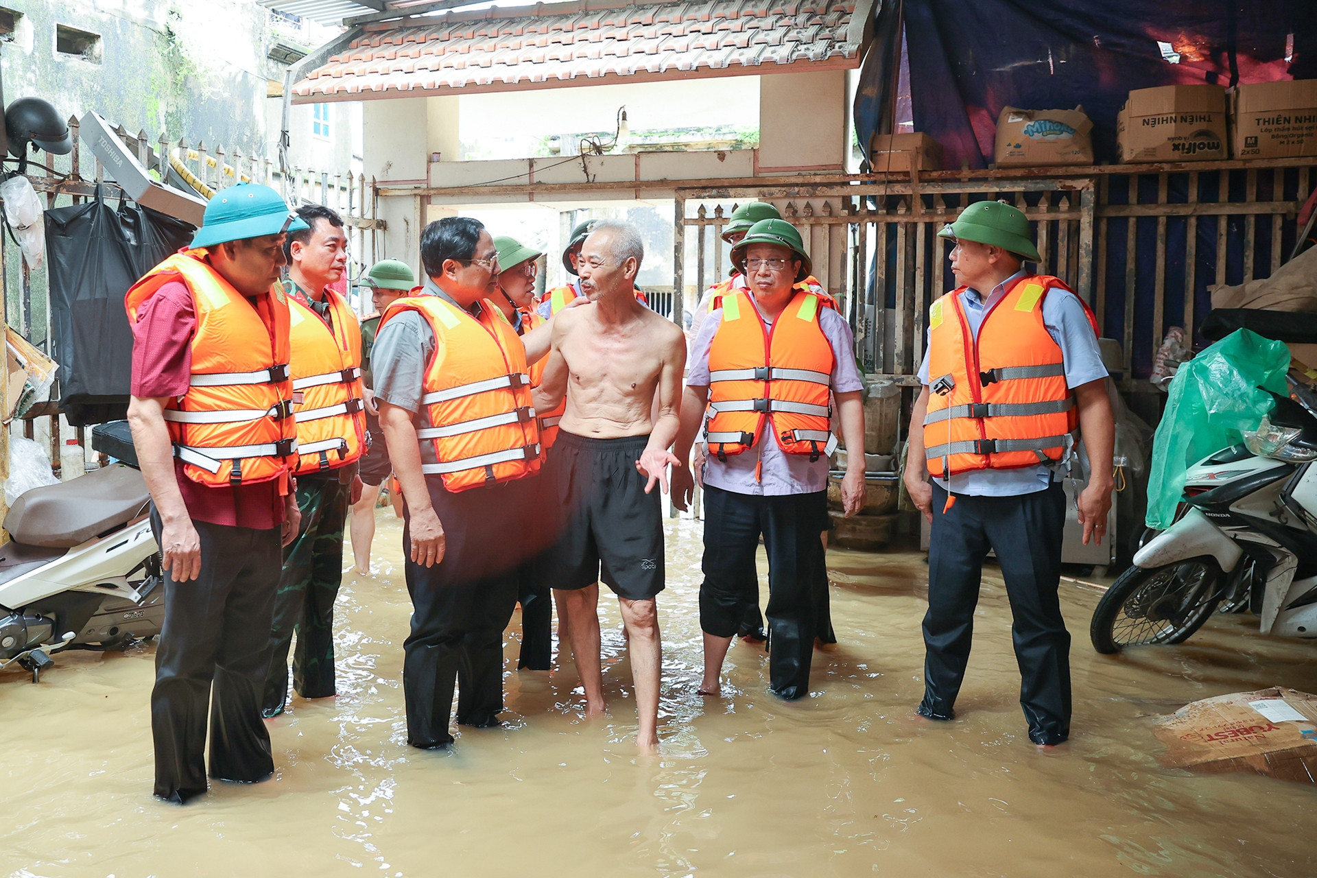 Thủ tướng về xã bị cô lập của Bắc Giang, kiểm tra công tác ứng phó mưa lũ