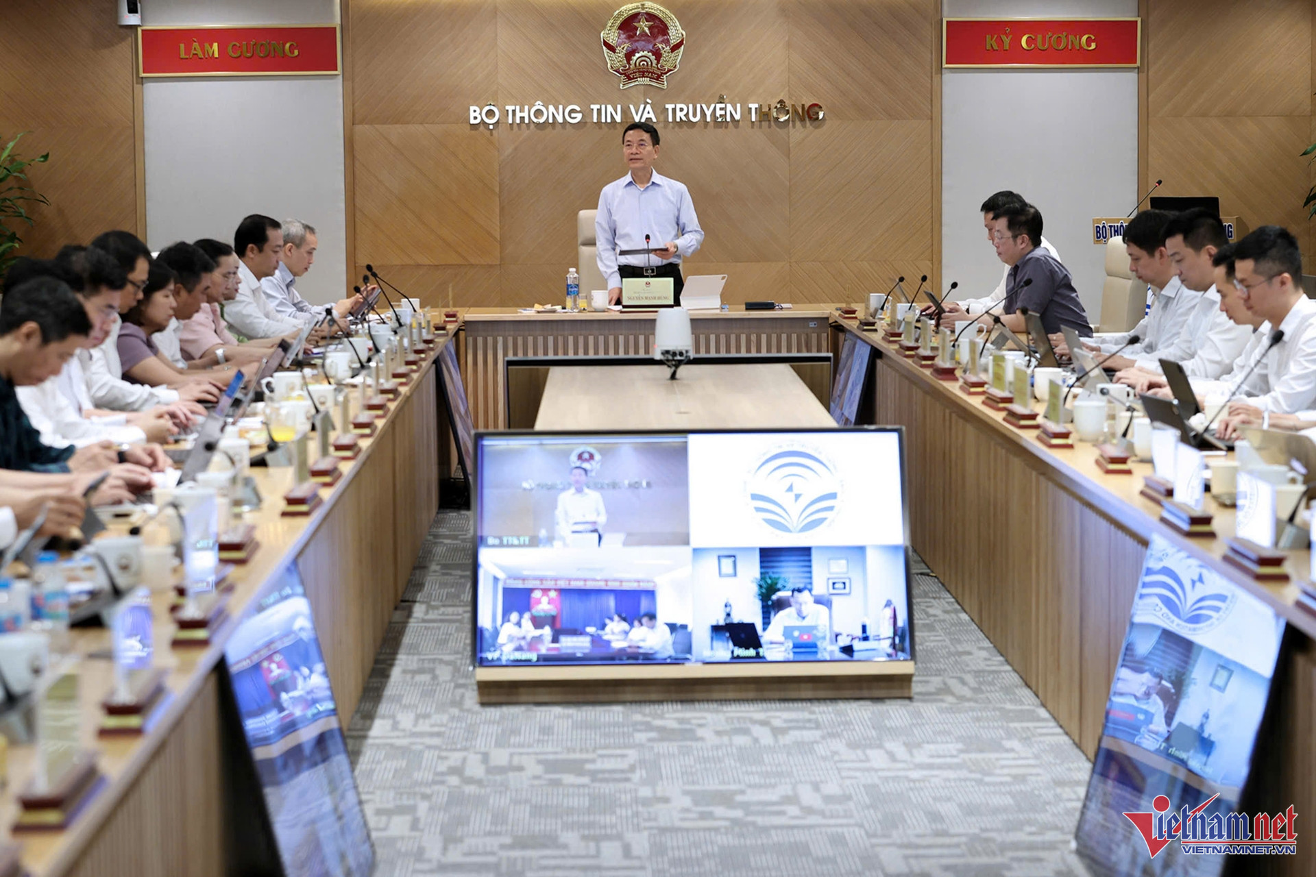 W-lanh dao Bo TTTT 0 0.jpg