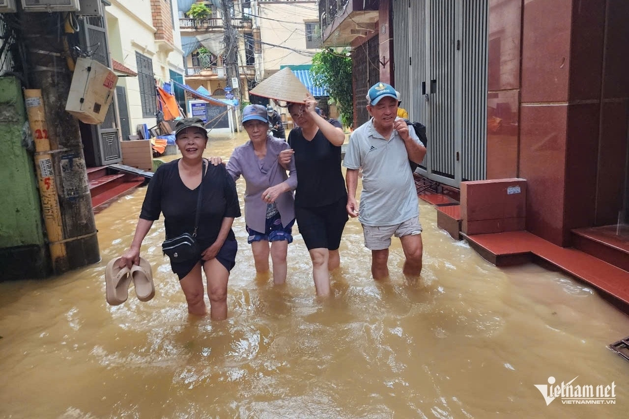 Bản tin trưa 11/9: Lũ sông Hồng trên báo động 2, người dân hối hả chạy lụt