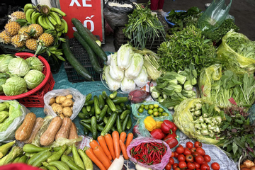 Chợ Hà Nội: Hành lá và mùi tàu đắt ngang thịt lợn, giá rau xanh tăng gấp 2-3 lần