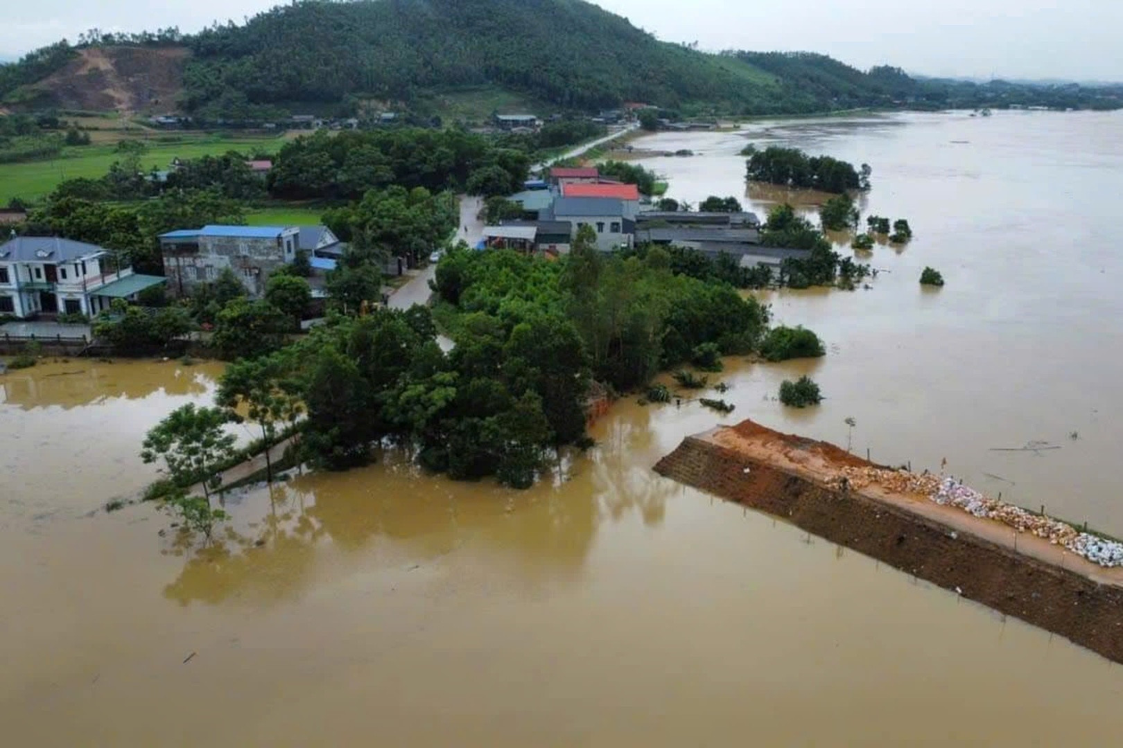 Diễn biến mới nhất vụ vỡ đê sông Lô ở Tuyên Quang