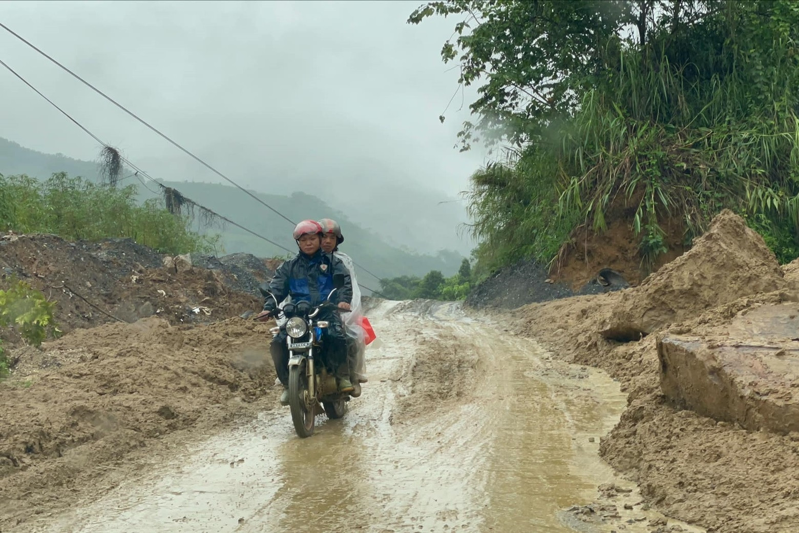 Đường vào thôn Làng Nủ bị lũ quét ở Lào Cai tiếp tục khó khăn vì sạt lở taluy