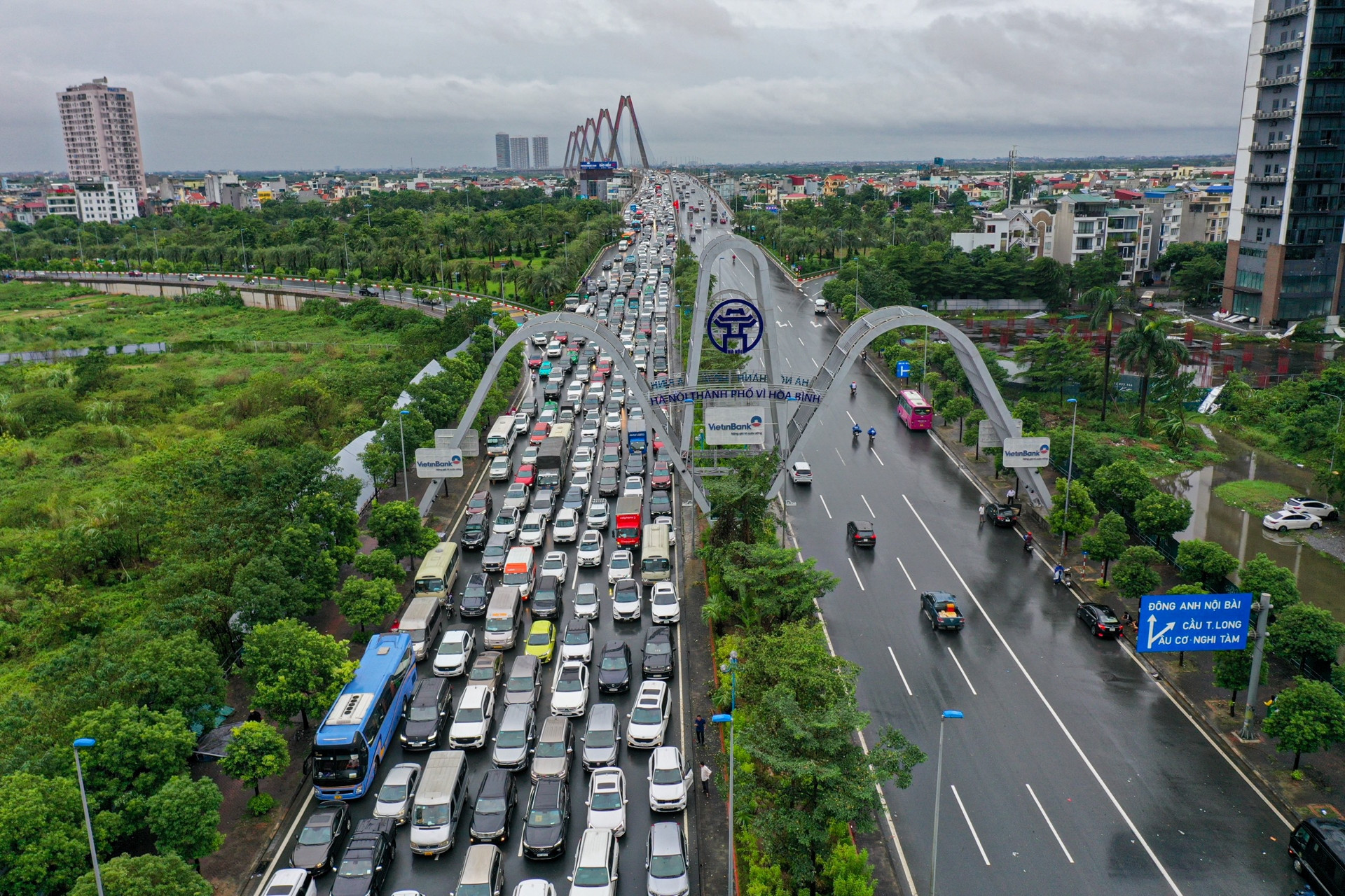 Đường xuống cầu Nhật Tân vào Hà Nội tê liệt vì mưa ngập cả ngày