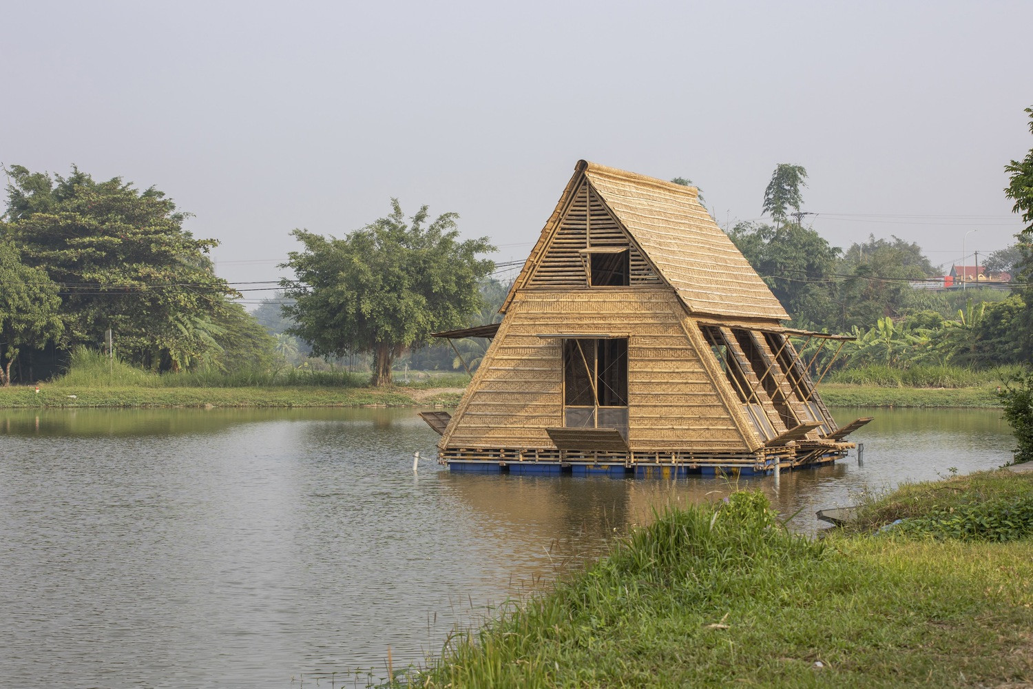 Ngôi nhà nổi trên mặt nước. 