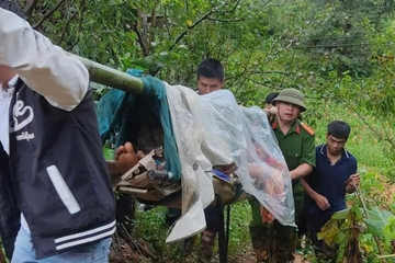 Hai người đàn ông trẻ được khiêng cáng đi bộ 15km để vào viện cấp cứu