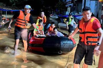 Hồng Đăng lăn xả 2 ngày ở vùng lũ, Nhật Kim Anh ủng hộ 1,3 tỷ đồng