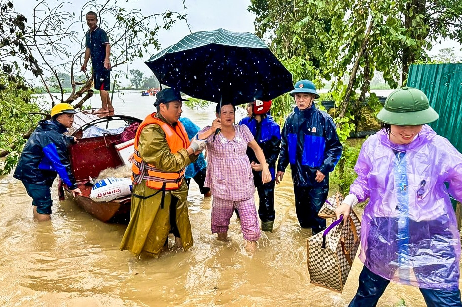 Hà Nam và Nam Định sơ tán hàng nghìn hộ dân tránh lũ