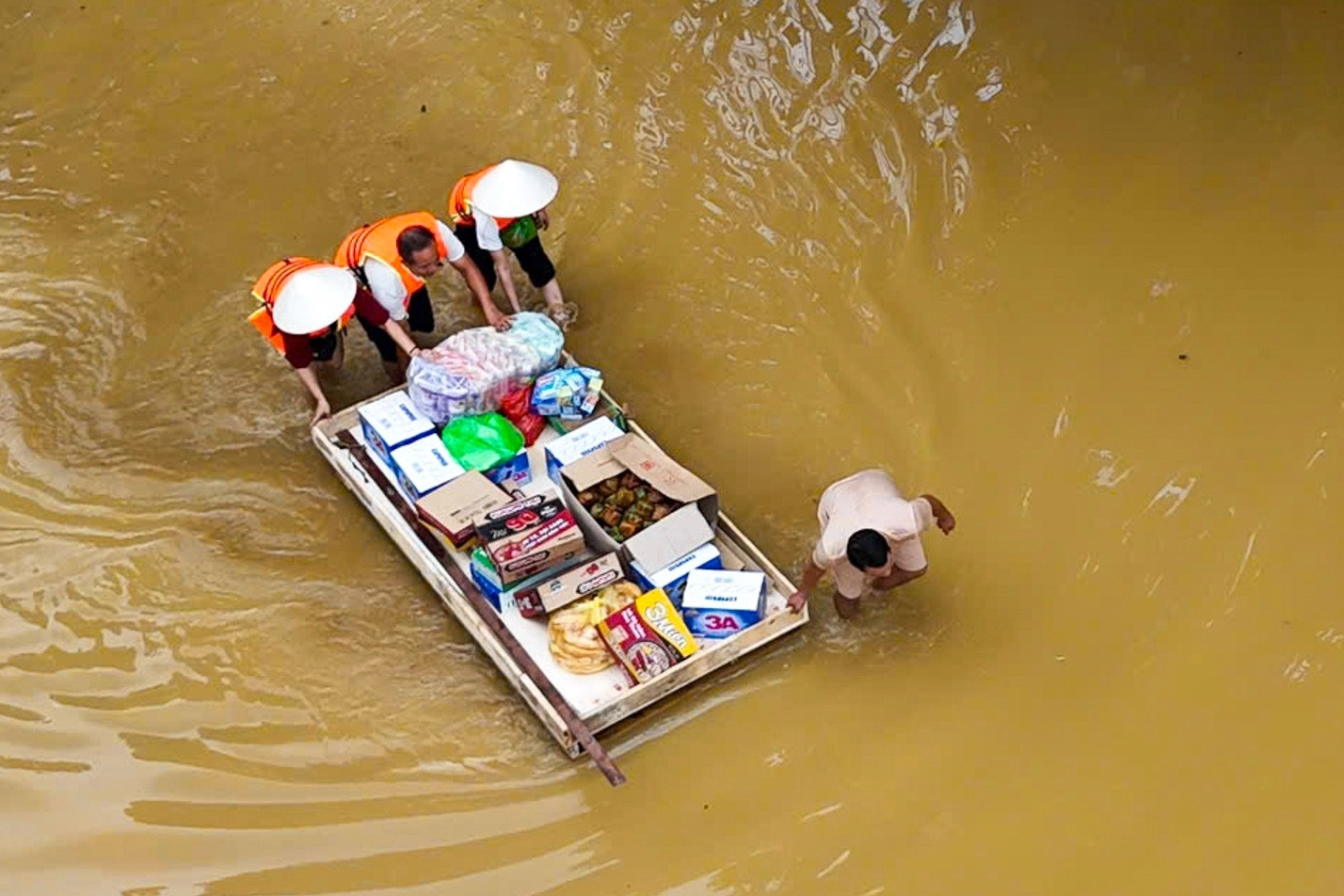 Ngân hàng đi thống kê thiệt hại do bão lũ để cơ cấu nợ, giảm lãi vay cho khách