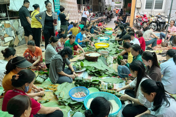 Người miền Trung 'đỏ lửa' nấu hàng nghìn bánh chưng gửi đồng bào lũ lụt