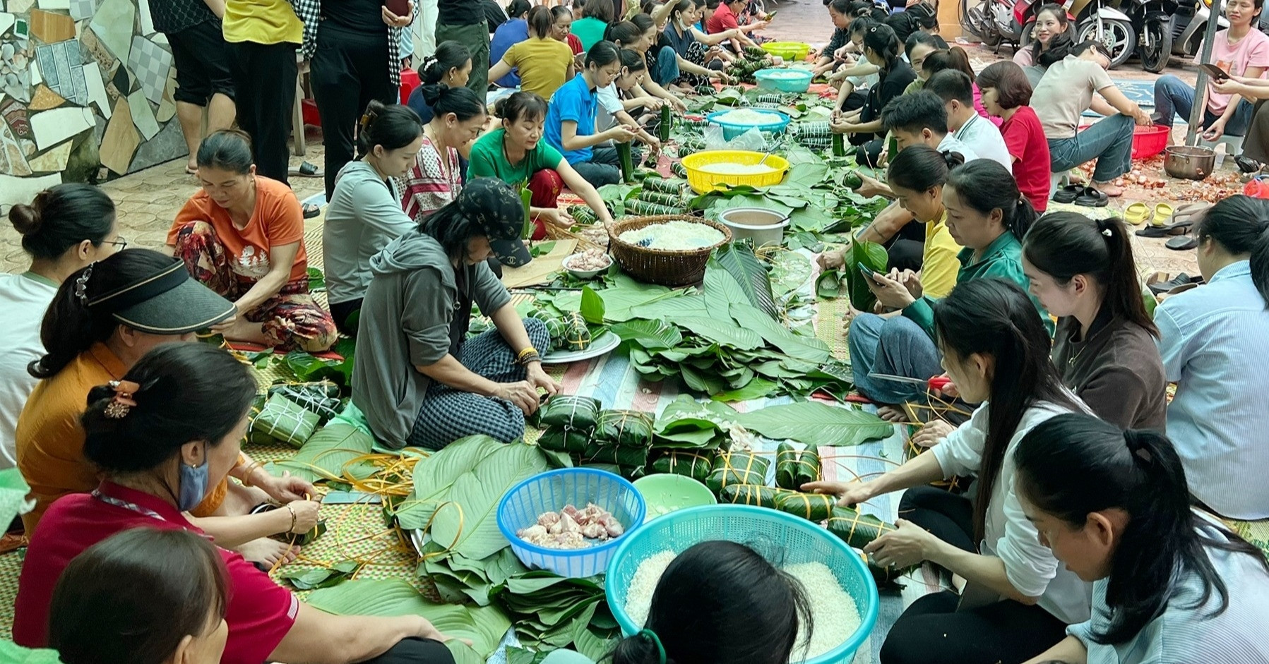 Người miền Trung 'đỏ lửa' nấu hàng nghìn bánh chưng gửi đồng bào lũ lụt