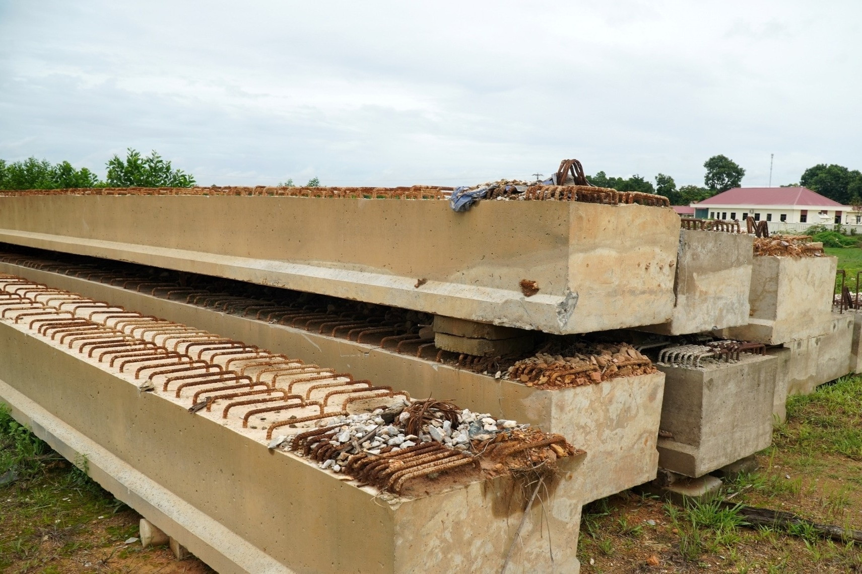 Nguyên nhân khiến cốt thép hoen gỉ trên con đường nghìn tỷ ở Thanh Hóa