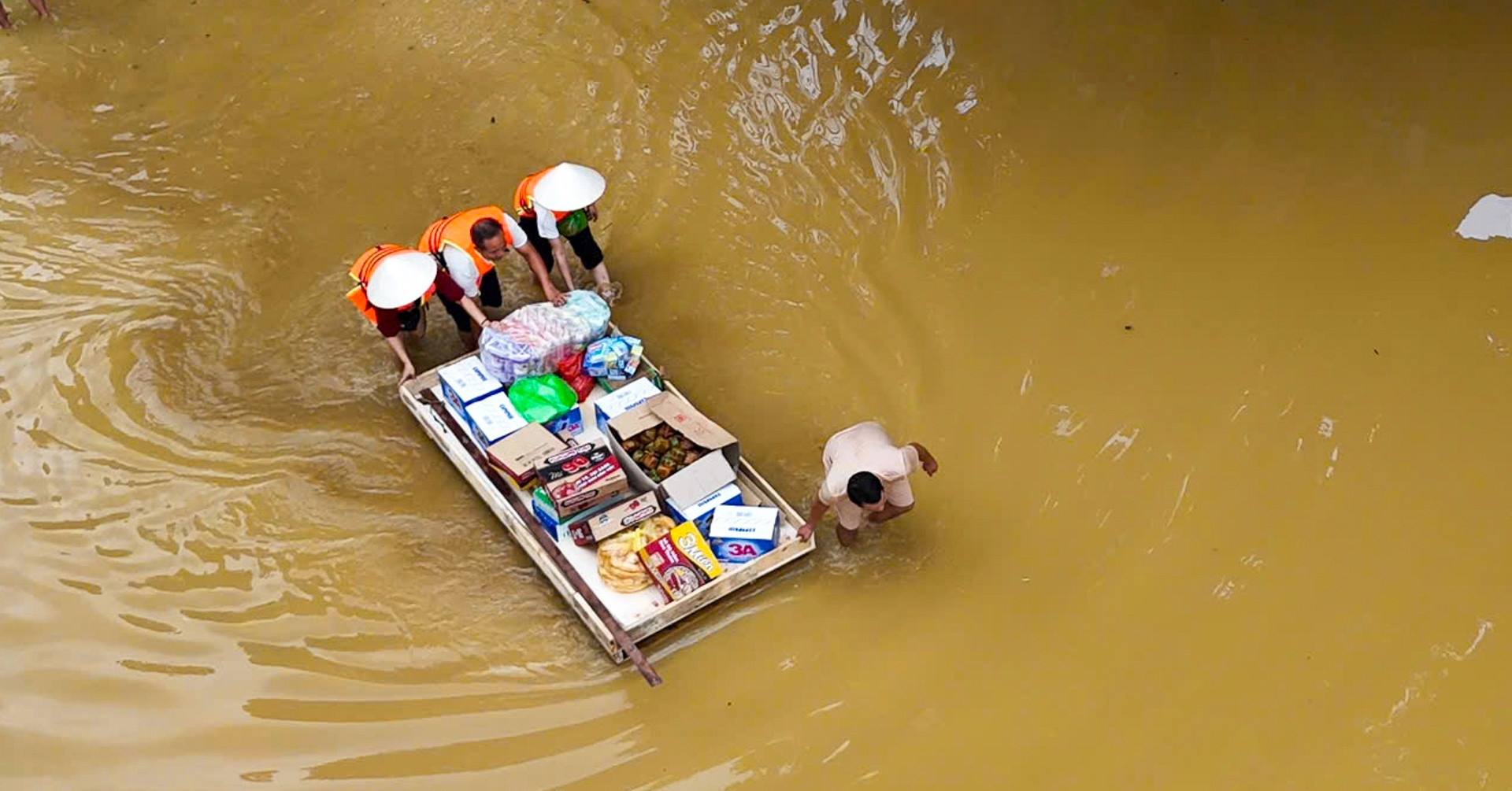 Phân bổ 380 tỷ đồng hỗ trợ 20 địa phương để cứu dân vùng lũ