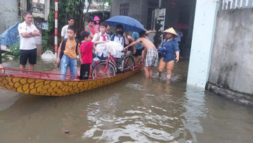 Học sinh Hà Nội đi thuyền vượt điểm ngập tới trường