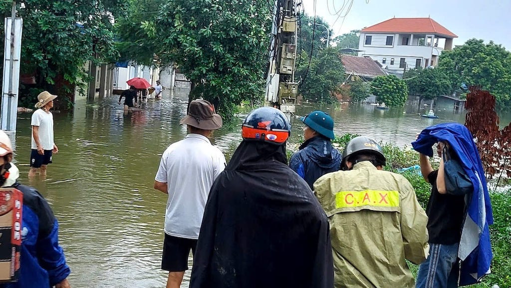 Nước dâng cao gây khó khăn cho học sinh đến trường tại Thạch Thất và Chương Mỹ