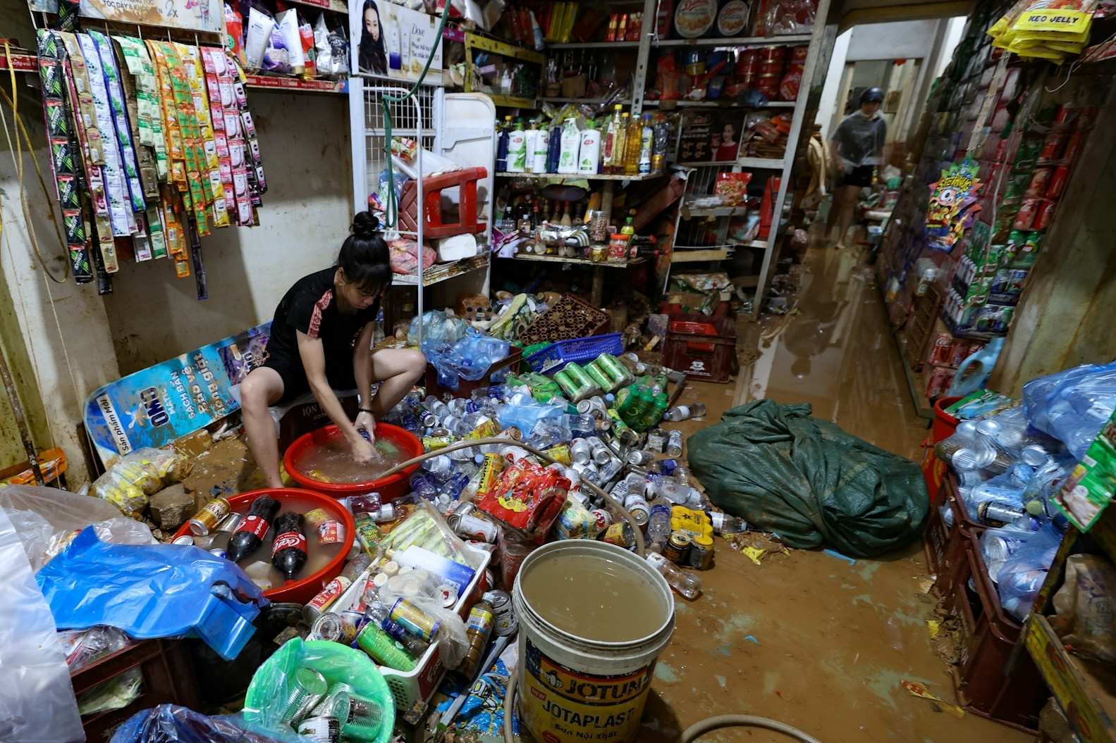 Thành phố Yên Bái 'rũ bùn' sau trận lũ lịch sử