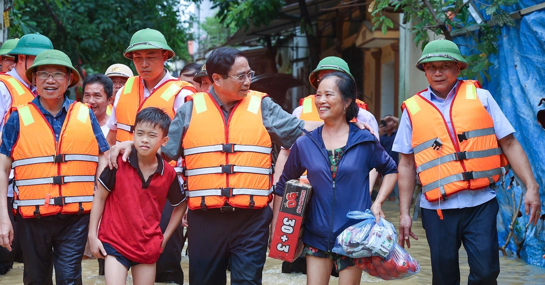 Thủ tướng: Mỗi người làm việc bằng hai vì nhân dân, khắc phục hậu quả mưa lũ