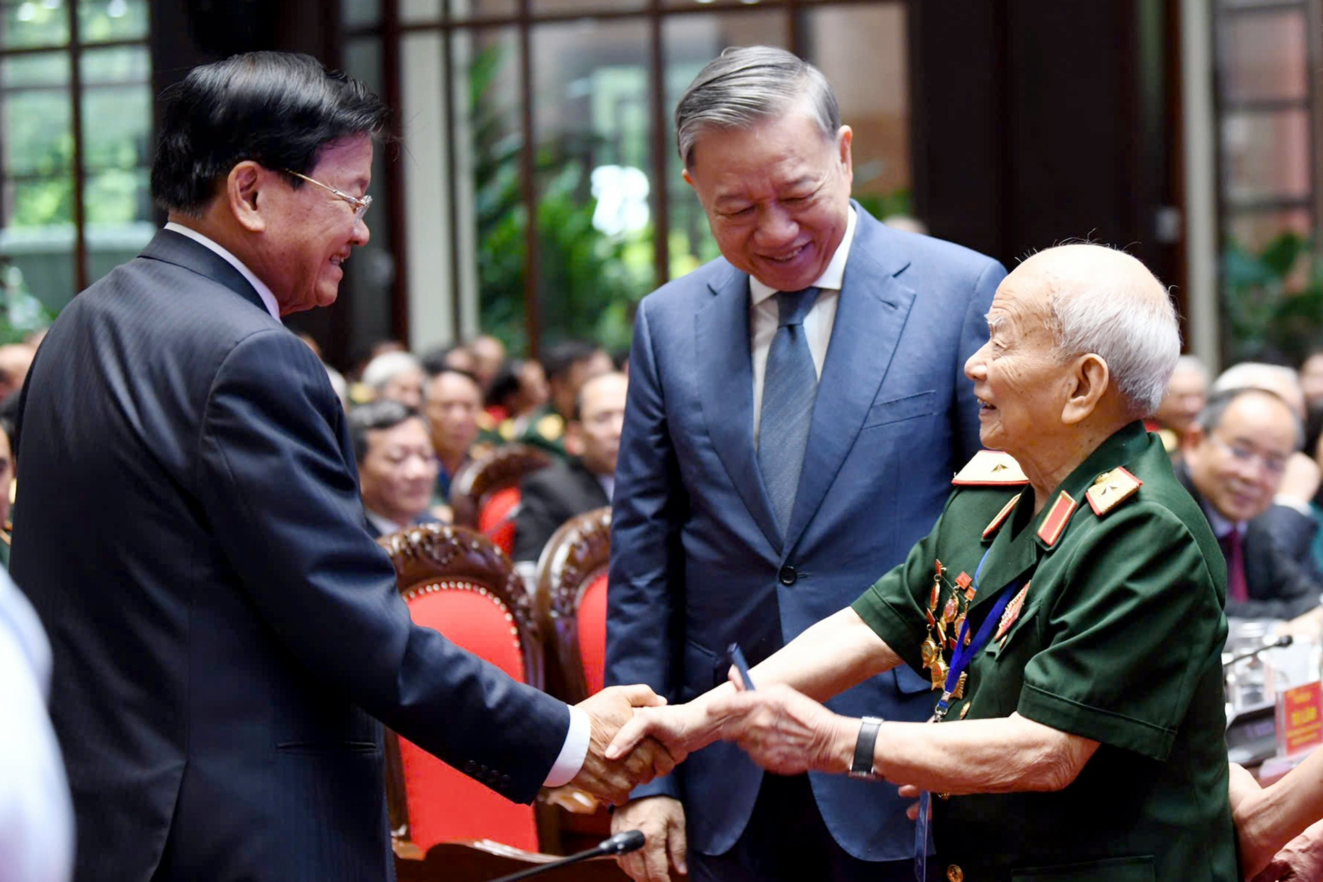 Tổng Bí thư, Chủ tịch nước Lào đọc thơ Bác Hồ ca ngợi quan hệ Việt - Lào