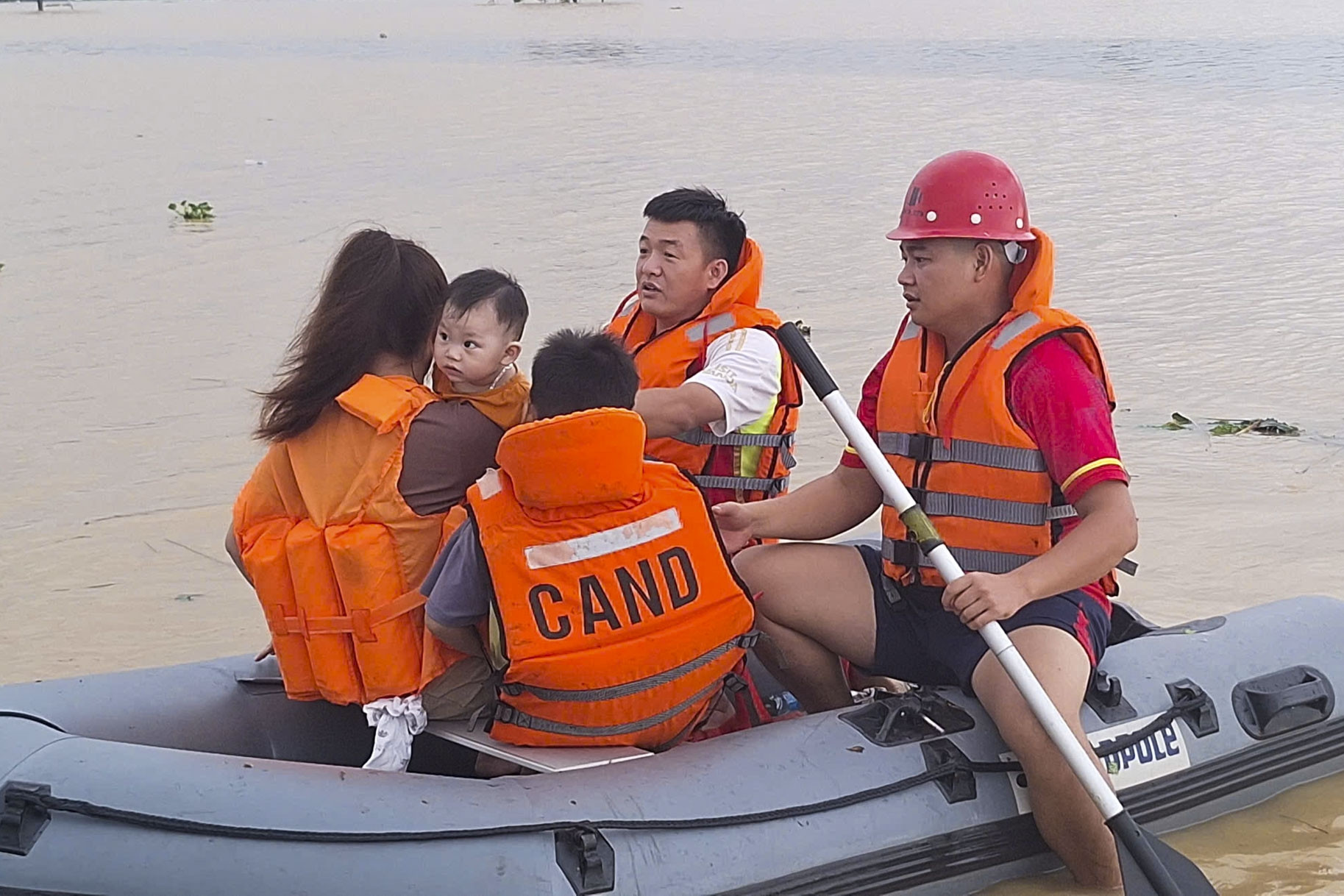 Vào thôn lũ ngập trắng ở Hiệp Hòa, nghẹn lòng cảnh chèo thuyền đưa cơm từng nhà