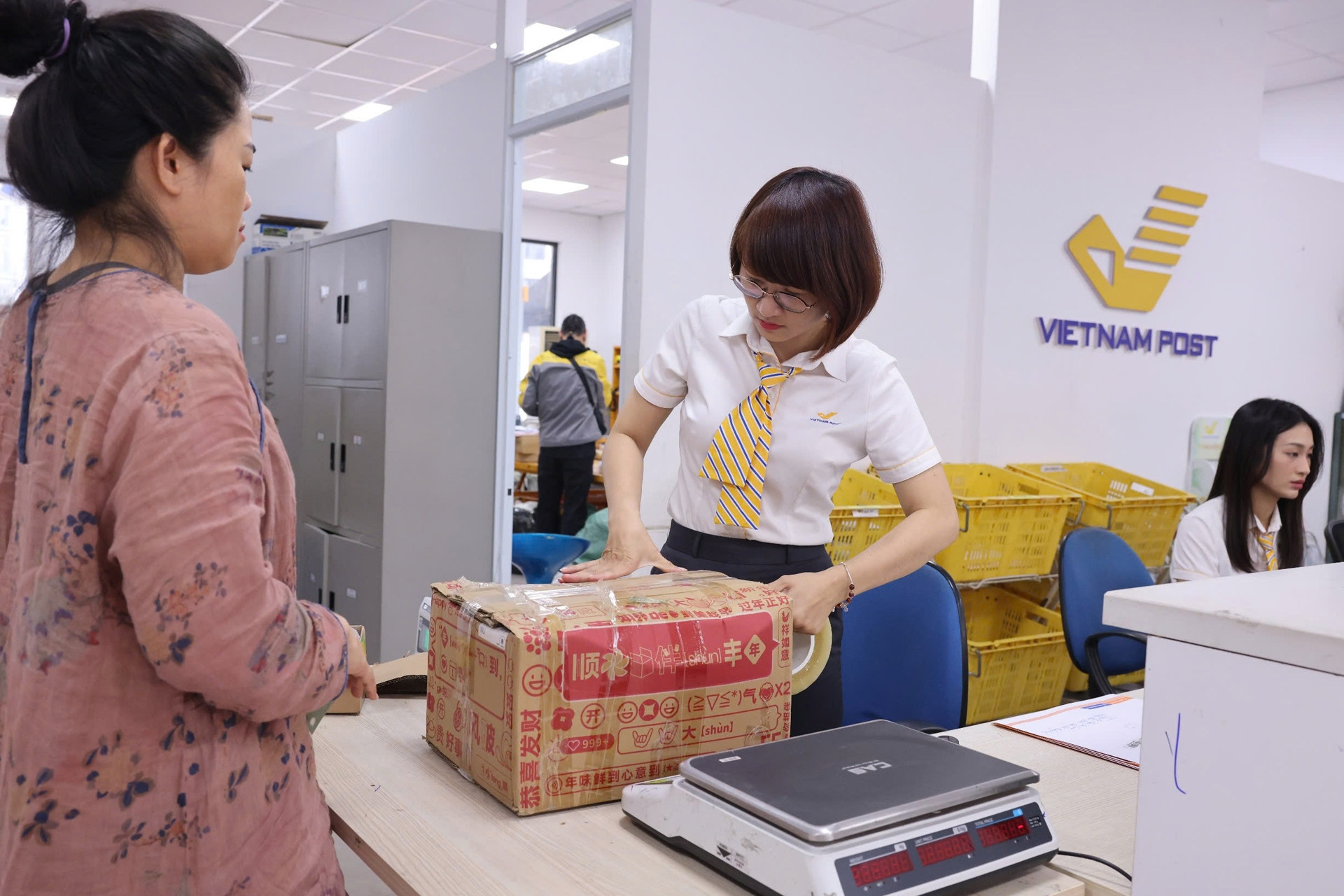 Vietnam Post vận chuyển miễn phí hàng cứu trợ người dân vùng ảnh hưởng bão lũ