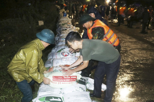 Xuyên đêm chống lũ ở Bắc Ninh và Bắc Giang