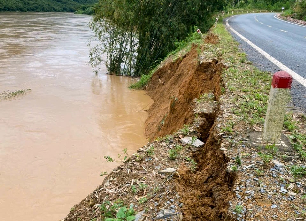 anh2Nhiều vị trí tuyến quốc lộ ở miền núi Thanh Hóa sạt lở nghiêm trọng.jpg