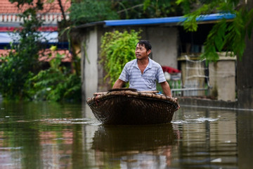 Bão lũ và những đồng tiền lớn hơn mệnh giá ngân hàng