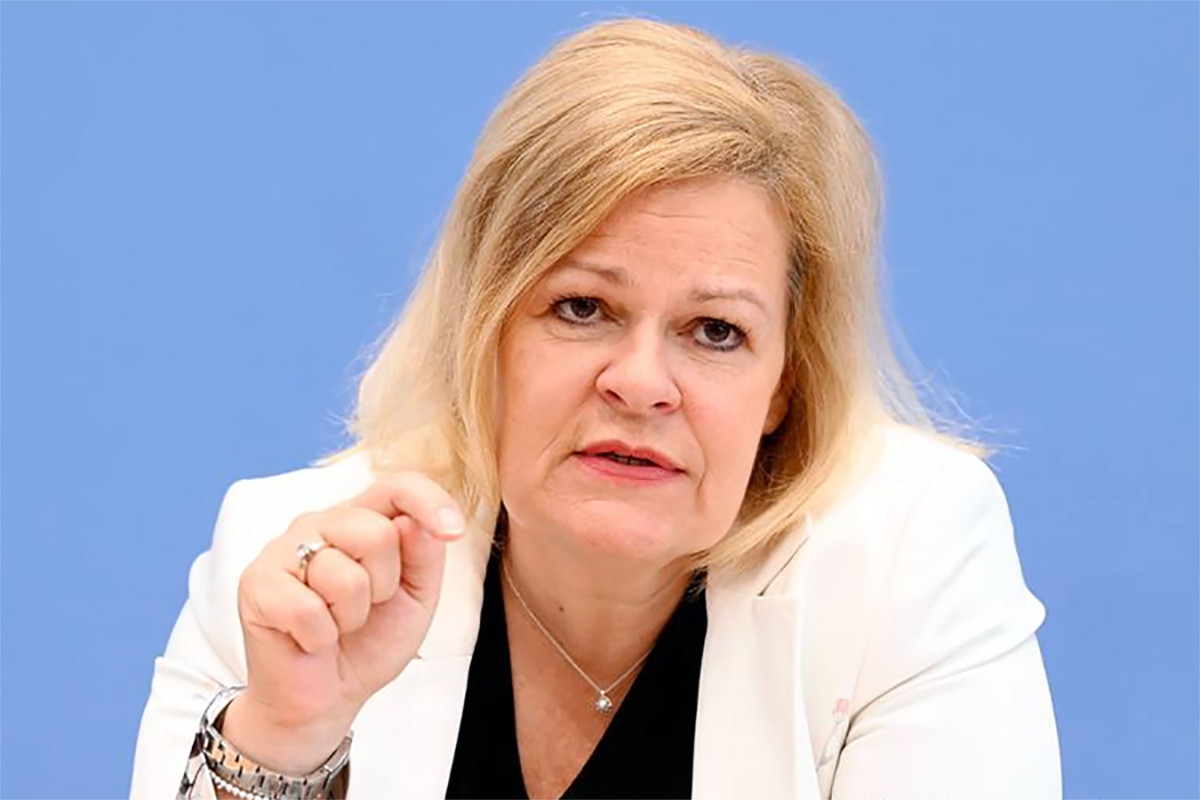 bo truong noi vu Duc.jpg