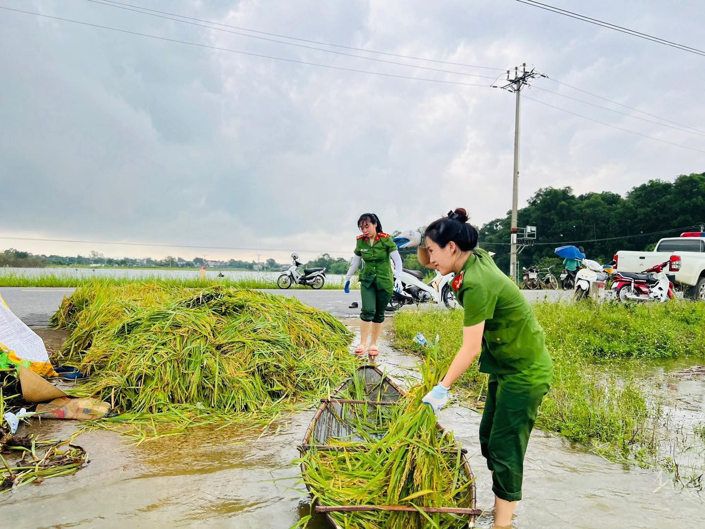 Hình ảnh những chiến sĩ công an Hà Nội lăn xả giúp dân chạy lũ