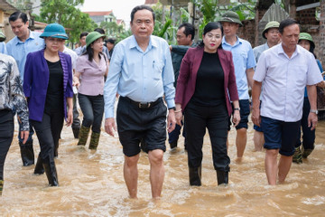 Chủ tịch Quốc hội lội nước thăm người dân vùng 'rốn lũ' ở Thái Nguyên