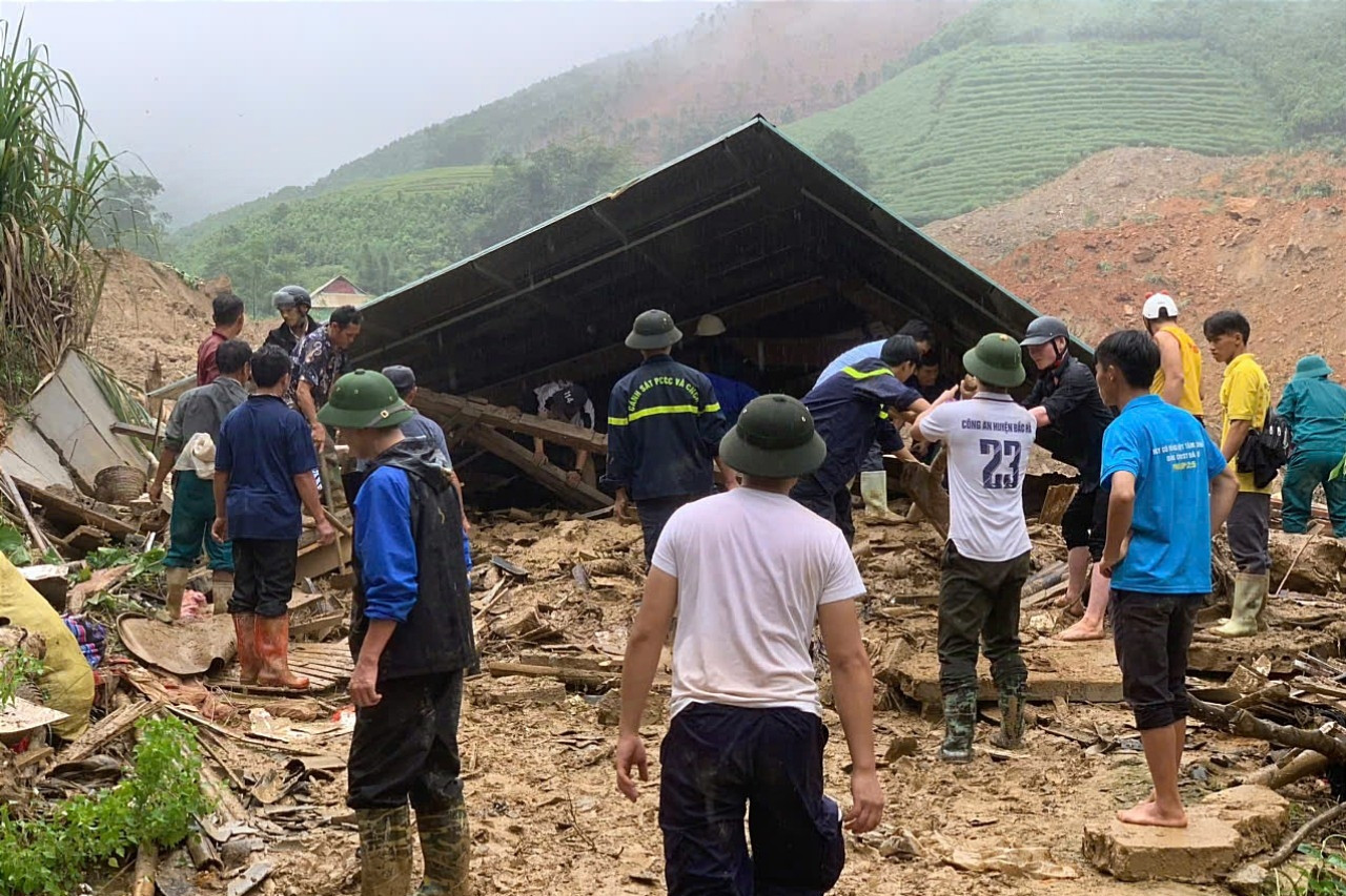 Gần 300 người nâng từng viên gạch, khúc gỗ tìm 11 nạn nhân mất tích ở Lào Cai