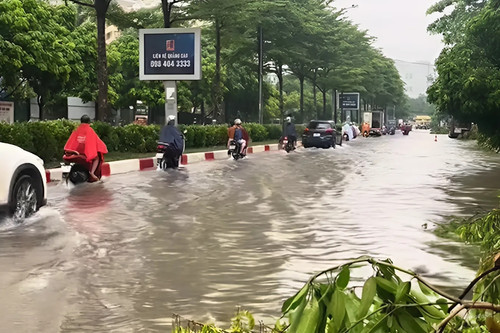 Hà Nội mưa lớn kéo dài, nhiều tuyến đường ngập sâu