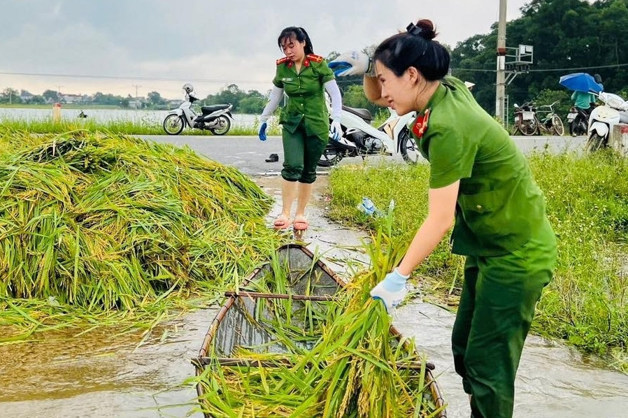 Hình ảnh những chiến sĩ công an Hà Nội lăn xả giúp dân chạy lũ